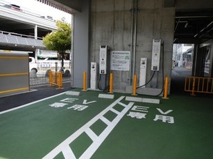 写真:伊勢市役所エネルギー棟の電気自動車用急速充電器設置場所