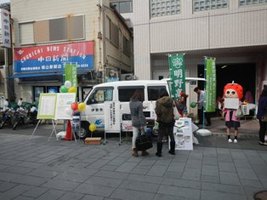 写真:商店街における電気自動車活用の様子1