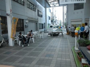 写真:高柳商店街夜店の電気自動車展示の様子