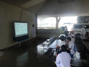 写真:電気自動車の給電機能を活用した屋外での出前講座の様子1
