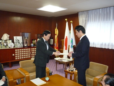 写真:委員長から市長へ提言書の提出