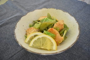 写真：鶏むね肉と春野菜のレモン炒め
