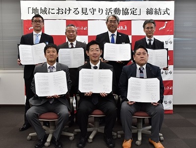 写真:東京海上日動火災保険株式、明治安田生命保険相互会社、株式会社東海日動パートナーズ東海北陸、有限会社植谷商事、FPネットワーク有限会社、有限会社エム・アイ・オフィス及び伊勢市長が協定書を持っている