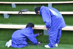 写真:ボルト締めを行う中学生
