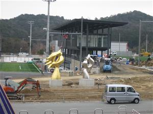 写真:モニュメントの設置工事風景