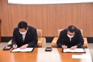 写真:調印式の様子1
