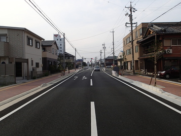 写真:電柱が移設され車道にはセンターラインが引かれ道路両脇に歩道が整備された