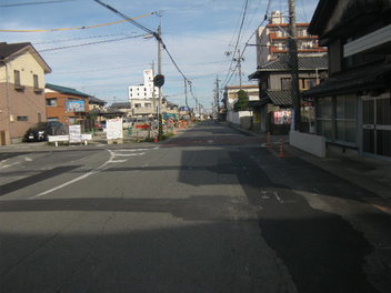 写真:電柱があり道幅が狭く歩道がない状況