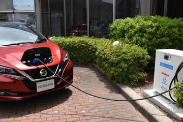 写真:車両と給電機器をつなぐ様子