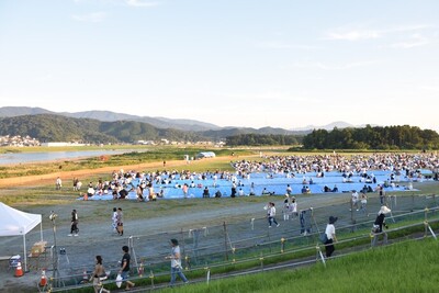 画像:過去大会の左岸有料観覧席