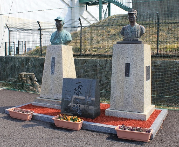写真:沢村栄治投手、西村幸生投手 胸像