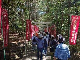 官舎神社内を歩くウォーク参加者