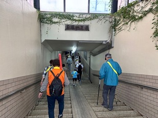 地下道を歩く参加者