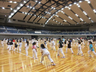 リズム運動の指導を受けている子供たちの写真