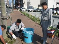 屋外での清掃業務の様子