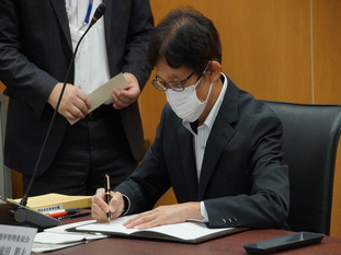 写真:調印のようす2