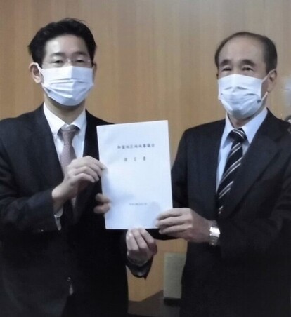 写真:提言書の受け渡しの様子(左 鈴木健一 市長 右 中村 正 会長)