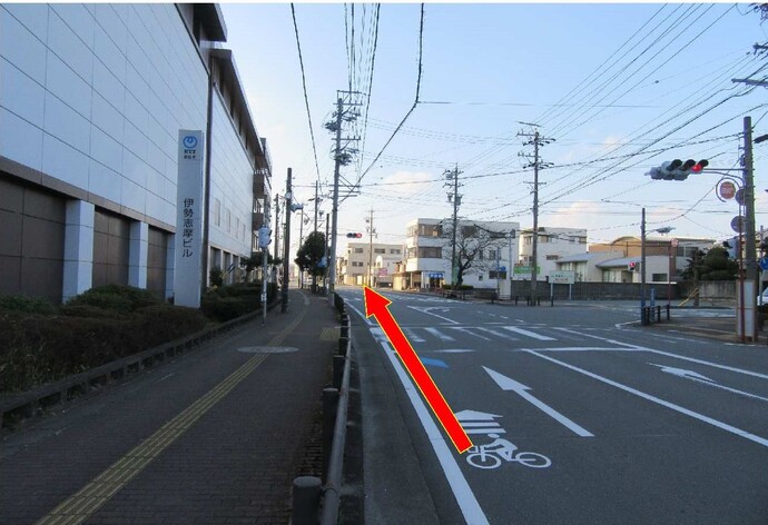 写真:対面する信号機の灯火が赤色の三叉路
