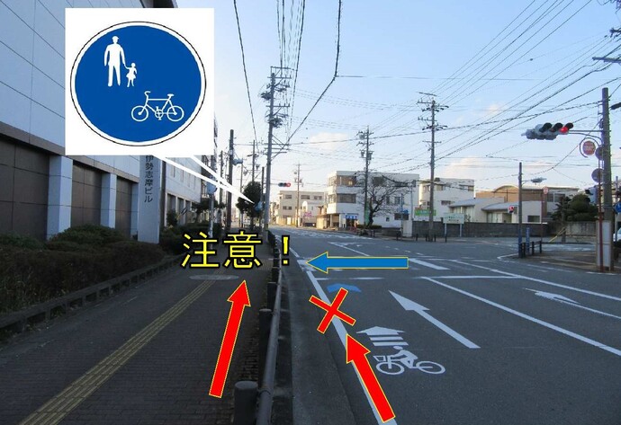 写真:車道を走行する時は、対面する信号機の灯火を守って進行