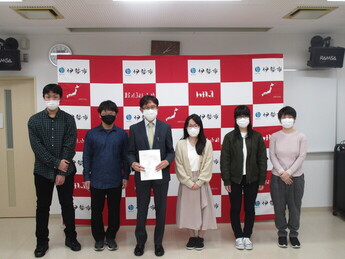 写真:皇學館大学CLL参加者の方と伊勢市選挙管理委員長