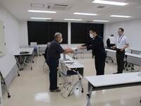 写真：会場で委嘱状を渡す様子