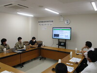 写真：会場で学生からプレゼンテーションを受けている様子