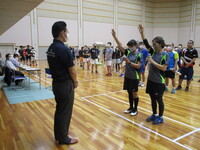写真：会場で選手宣誓を受ける様子