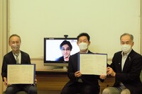 写真:会場での記念撮影の様子
