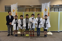 写真:会場での記念撮影の様子