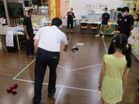 写真:会場でボッチャを体験する様子