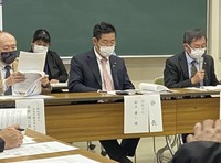 写真:会場での司会進行の様子