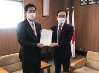 写真:会場での答申を受け取る様子