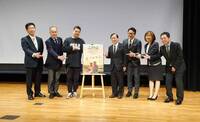 写真:会場での記念撮影の様子
