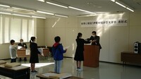 写真:会場で表彰状を授与する様子
