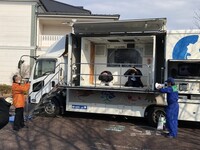 写真:会場で地震体験車を体験する様子