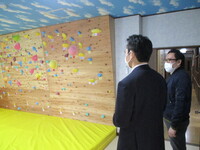 写真:内覧で施設の説明を受ける様子