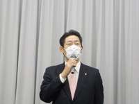 写真:会場で年頭の訓示をする様子