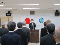 写真:会場で年頭の訓示をする様子