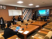 写真:報告会をオンラインで視聴する様子