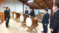 写真:会場で御頭神事用具の説明を受ける様子