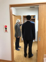 写真:会場で設備の説明を受ける様子