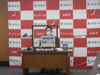 写真:会場での定例記者会見の様子
