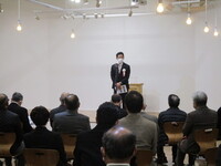 写真:会場での挨拶の様子
