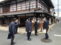 写真:視察現場で説明を受けるの様子