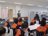 写真:会場で職員に向けての講評の様子