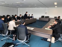 写真:視察先で挨拶する様子