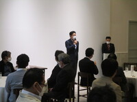 写真:会場での挨拶の様子