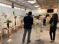 写真:会場で作品を鑑賞する様子