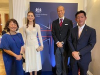 写真：会場での記念撮影の様子