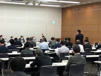 写真:会場で発言する様子